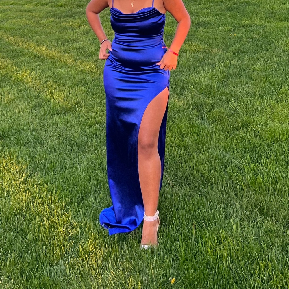 Blue dress with slit on the leg